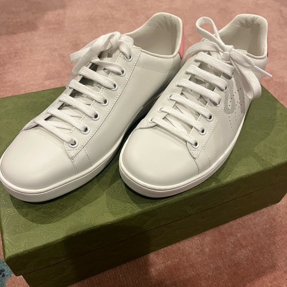 Gucci white and pink sneaker size 38.5 never been worn comes in original box - Picture 2 of 4